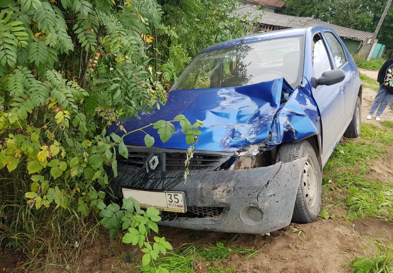 Два человека серьёзно пострадали в аварии под Кичменгским Городком